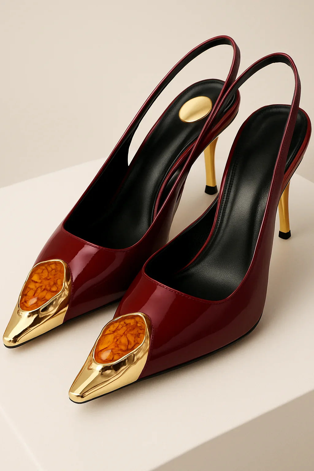 Scarpin Teresa – Couro, Pedraria e Sofisticação com Propósito.