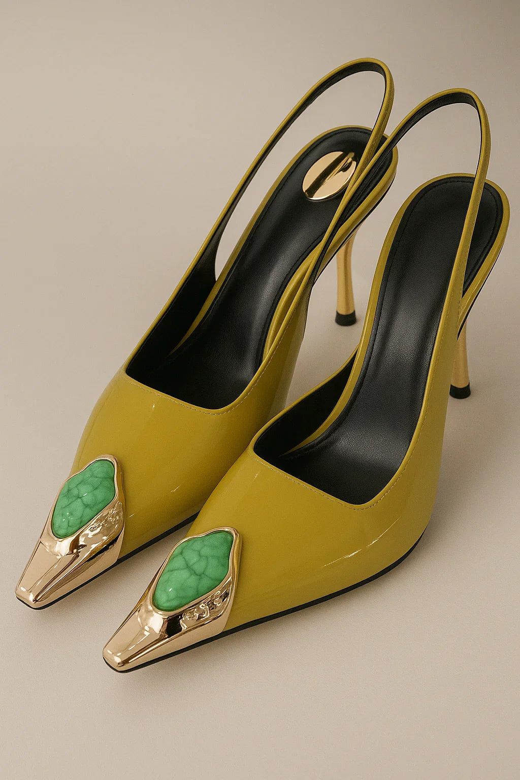 Scarpin Teresa – Couro, Pedraria e Sofisticação com Propósito.