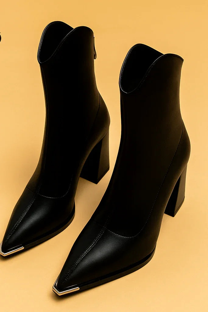 Bota de Couro Névoa – Bico Fino, Salto Quadrado e Design Minimalista.