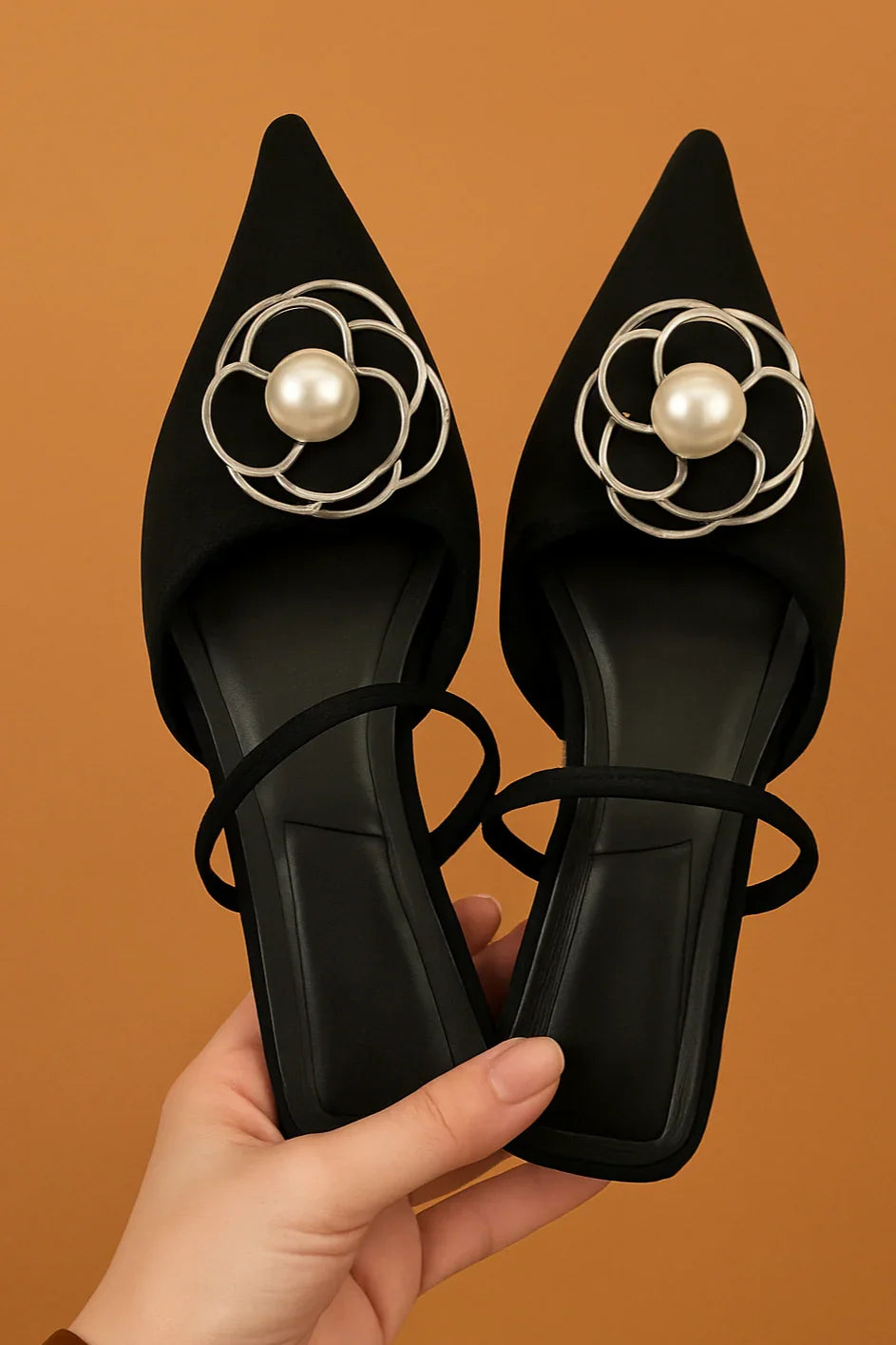 Scarpin Flor de Couro – Salto Médio, Bico Fino e Elegância Clássica.