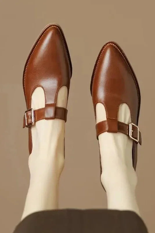 Sapato Antônia – Salto Médio com Fivela, Bico Fino e Estilo Executivo.
