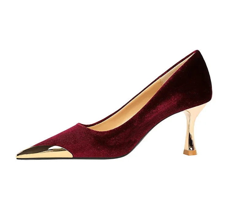 Camila -  camurça, elegância e o salto perfeito.