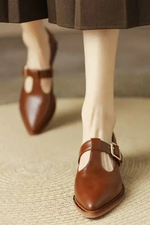 Sapato Antônia – Salto Médio com Fivela, Bico Fino e Estilo Executivo.