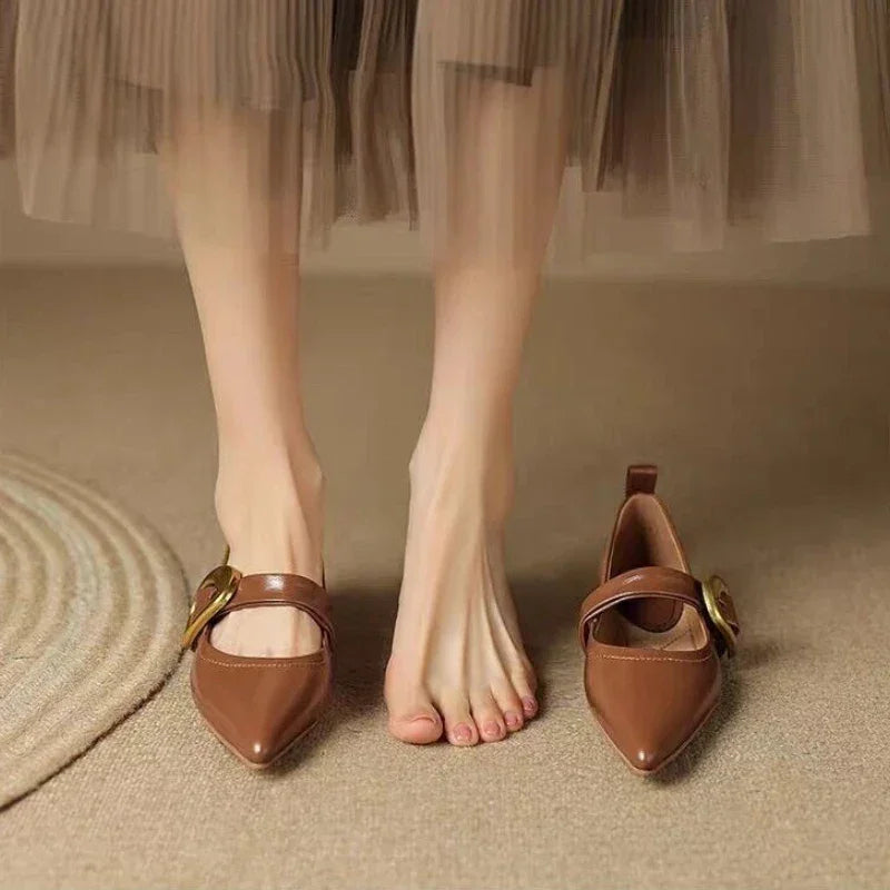 Clarice — Conforto em couro e elegância atemporal.